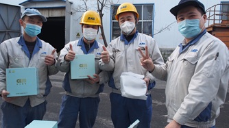 现场员工领取陶瓷 (2).JPG