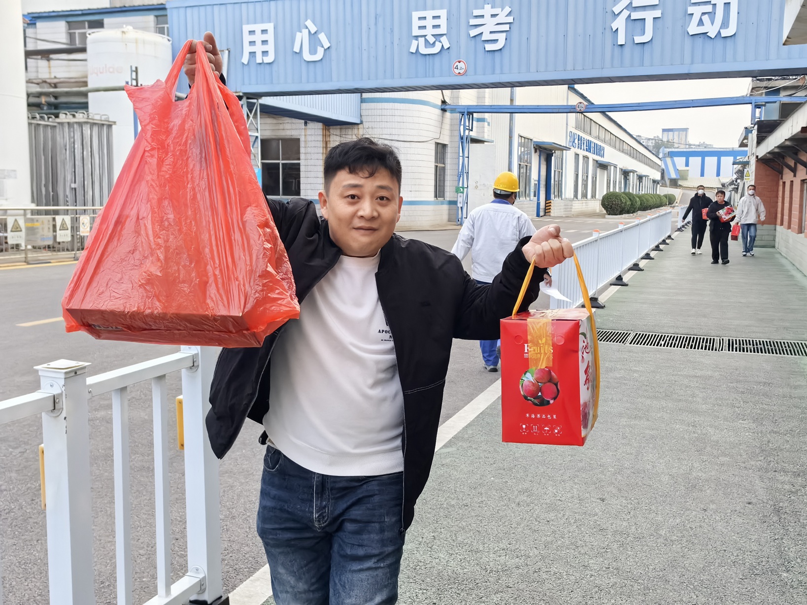 才下枝头，甜上心头——公司为员工发放鲜桃