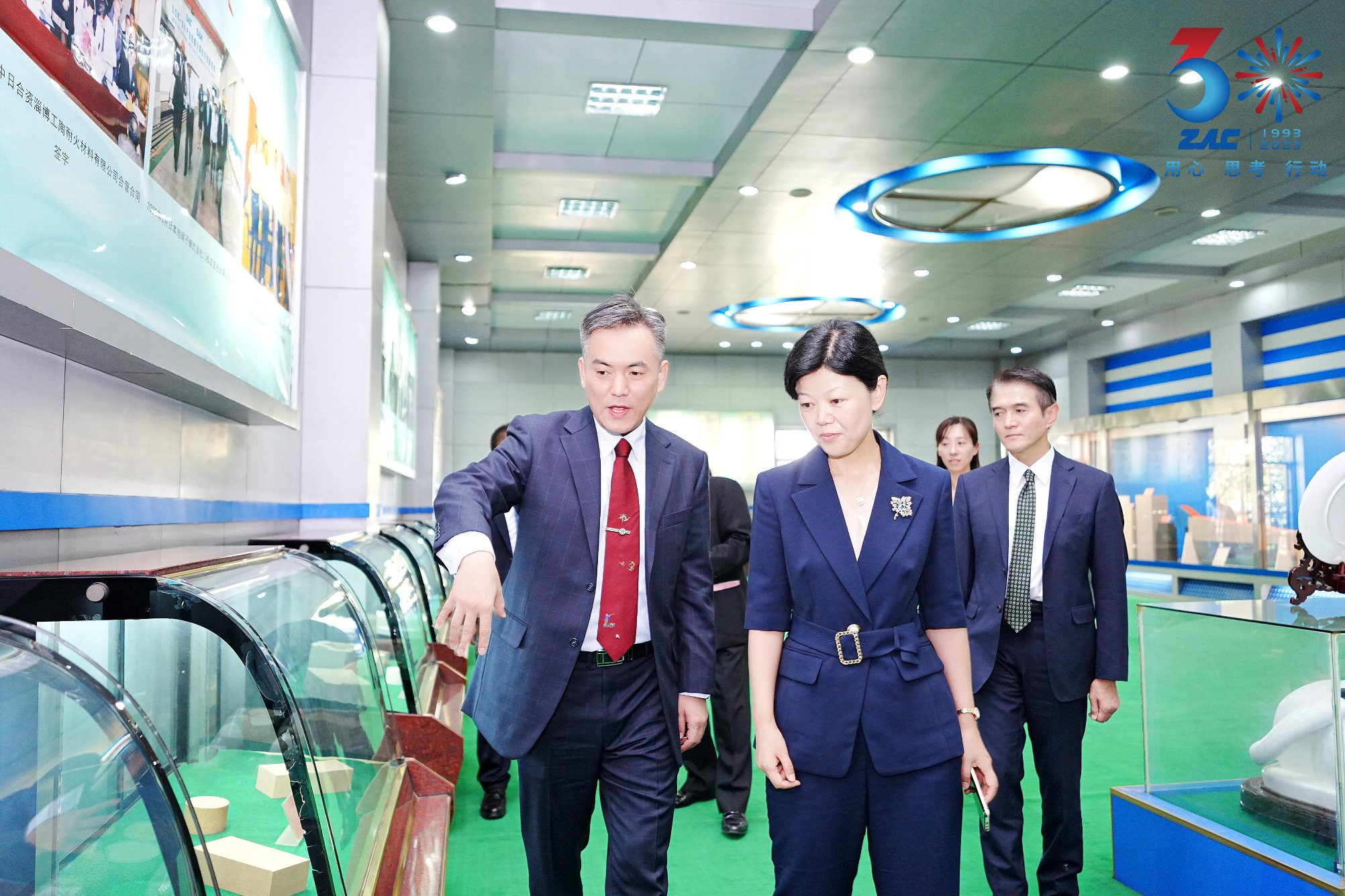 09.公司董事长为胡市长介绍公司产品.JPG 09.公司董事长为胡市长介绍公司产品.JPG