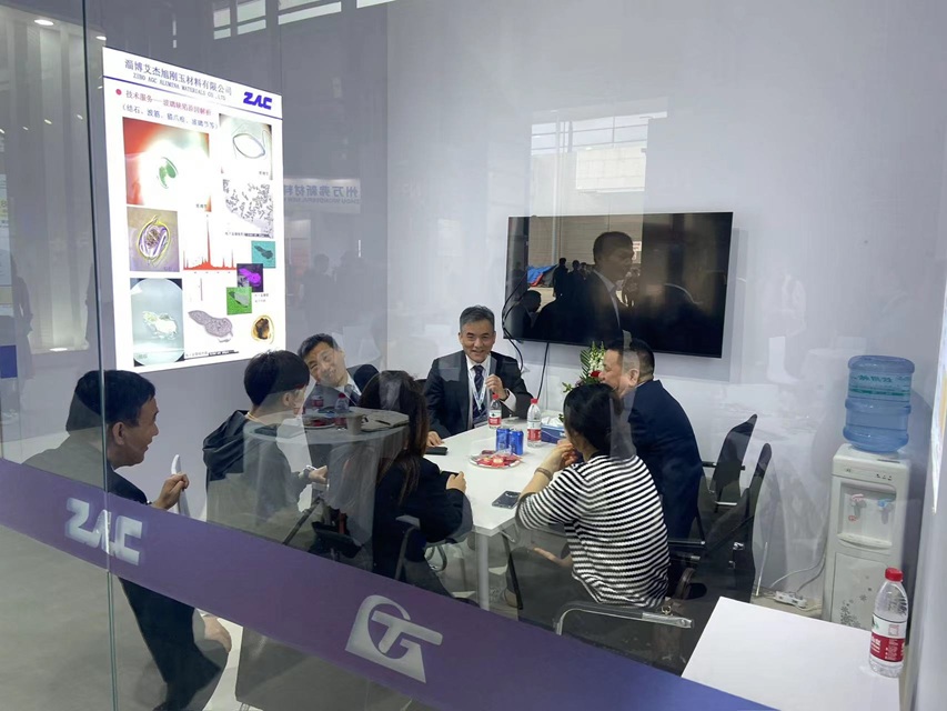 董事长张同剑与客户洽谈照片.jpg 董事长张同剑与客户洽谈照片.jpg