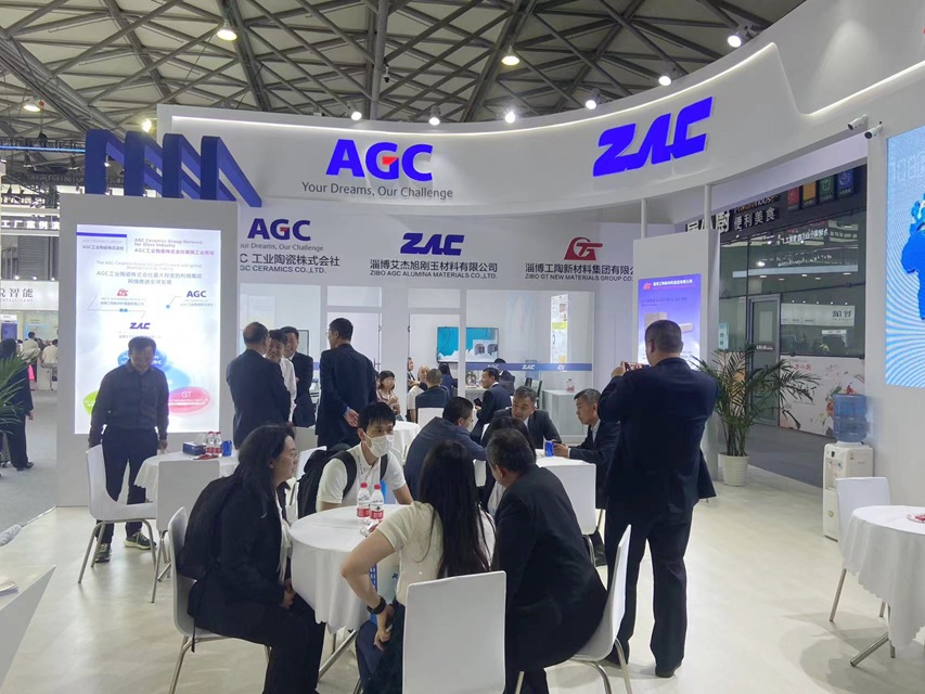 ZAC展台人流如织照片.jpg ZAC展台人流如织照片.jpg